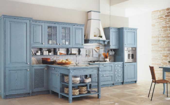 Cucina realizzata con anta in legno di frassino con finitura decap bianco o azzurro. Possibilit di inserire antine a vetro all'inglese o con griglia in legno.